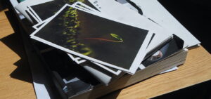 Ein Stapel von Fotos auf einem Schreibtisch.