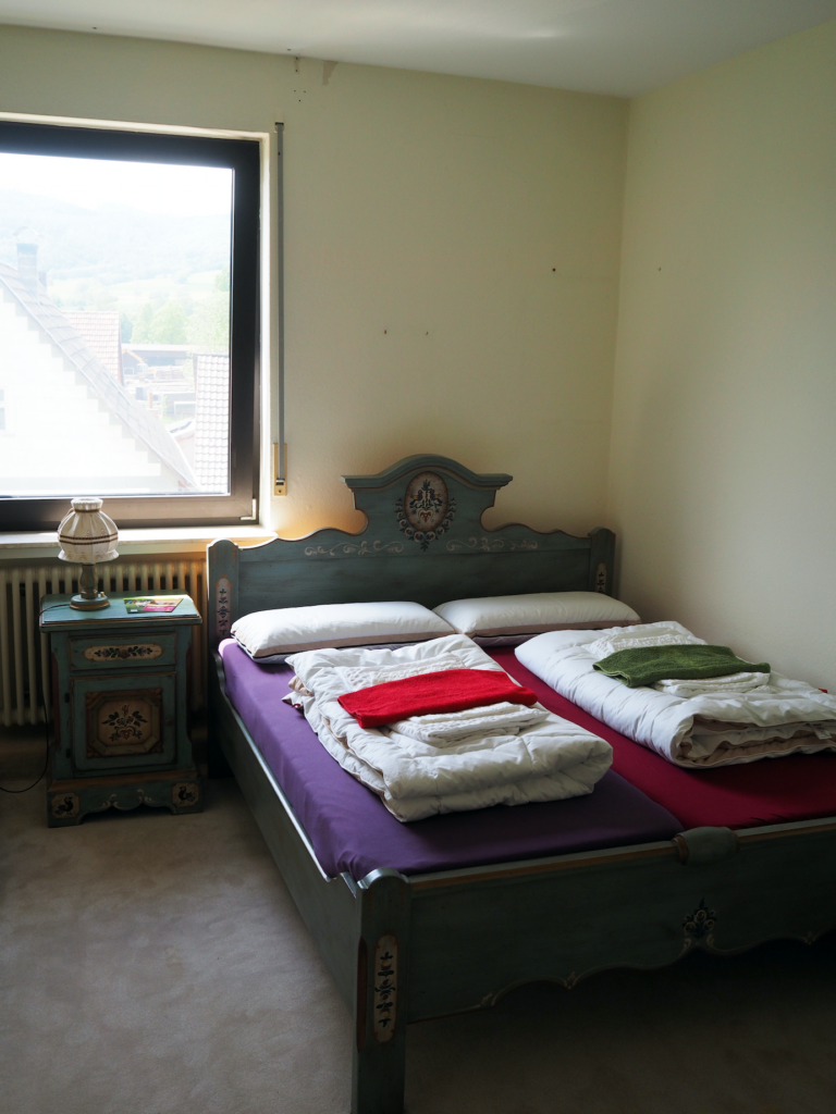 Ein Schlafzimmer mit einem Doppelbett.