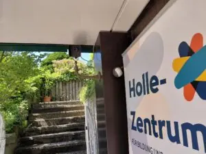 Das Logo des Holle-Zentrum vor der Tür.